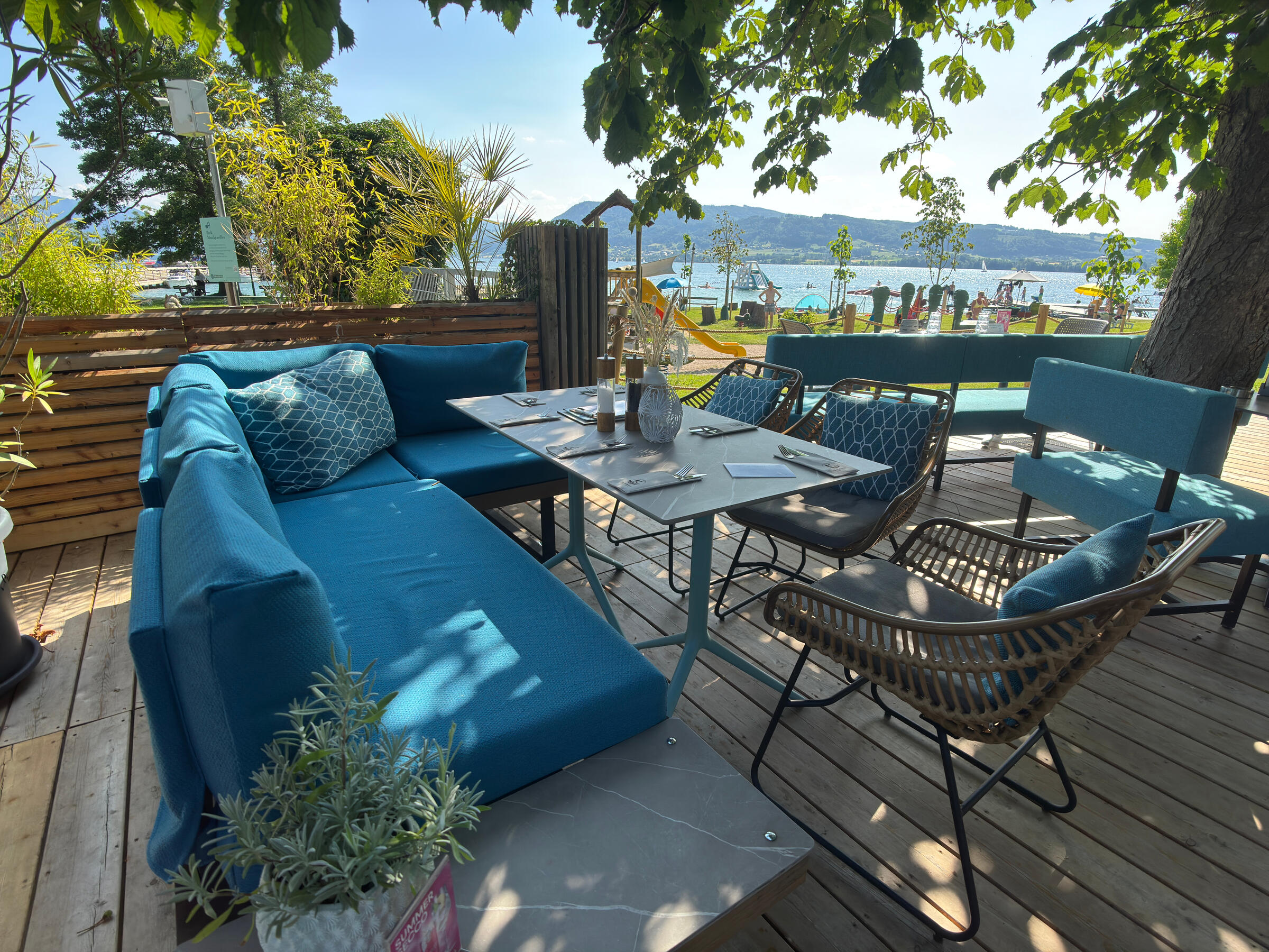 Das Katamaran am Ufer des Attersees